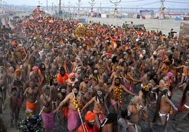 Reuniones cuatro veces cada 12 años en torno al néctar de la inmortalidad: así es el festival Kumbh Mela, en el que han muerto decenas de personas