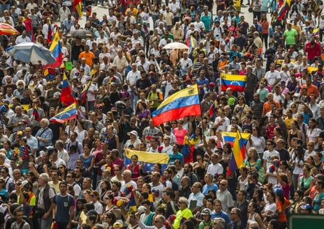 Imagen secundaria 1 - Algunos manifestantes asistían a las protestas con cascos, chalecos antibalas, máscaras antigás y gruesos guantes de jardinería para no quemarse al devolver los cartuchos de gases lacrimógenos