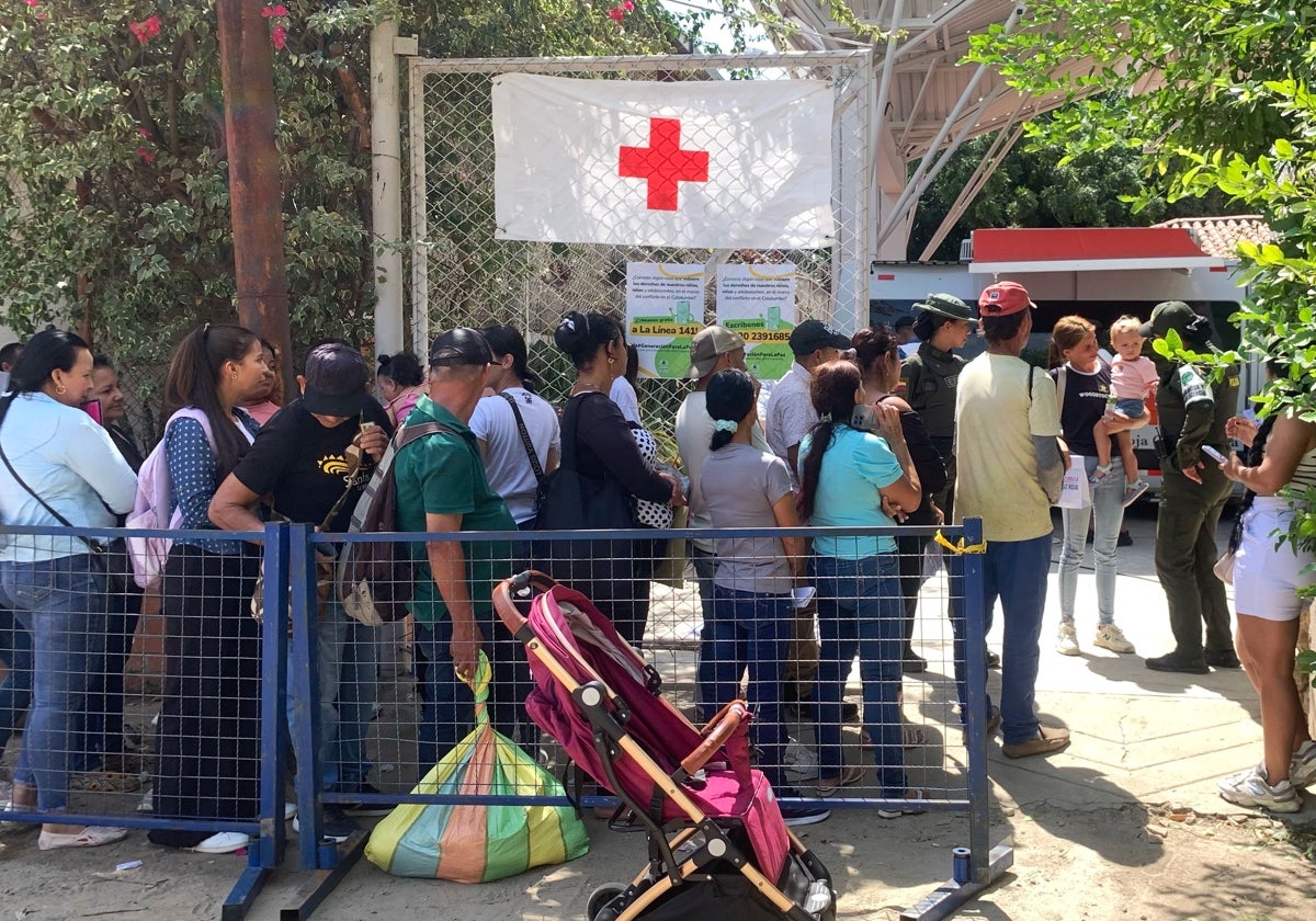 Un grupo de desplazados esperan recibir ayuda humanitaria en Cúcuta