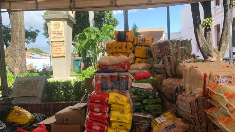 Pilas de alimentos que se han recolectado para asistir a los desplazados por el conflicto