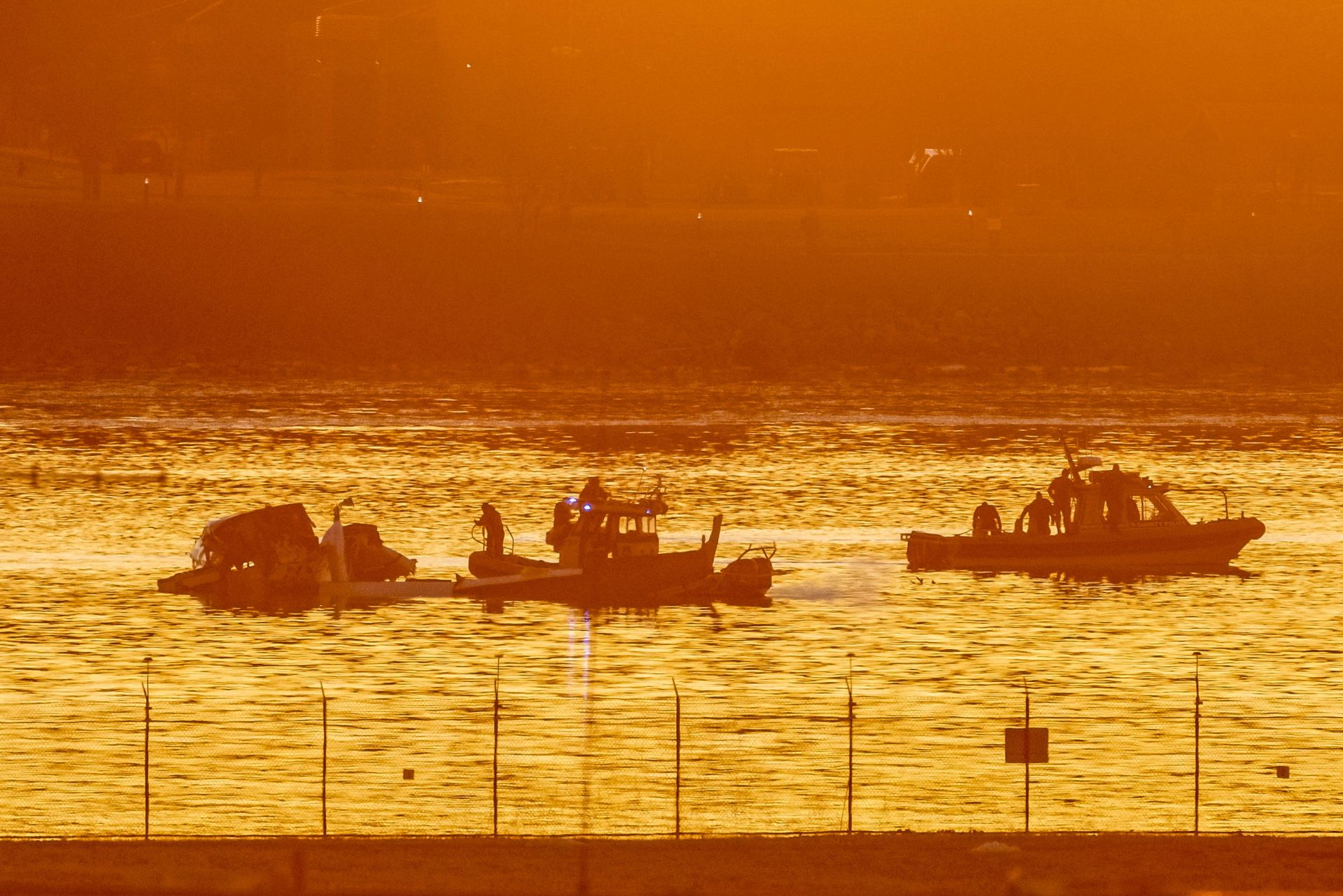 Los equipos de emergencia operan en el río Potomac cerca de los restos del avión