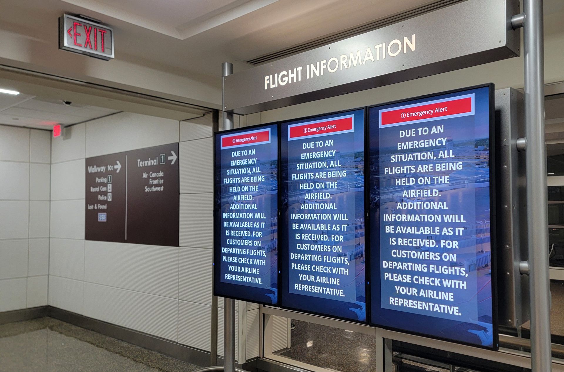 Pantallas en el aeropuerto Ronald Reagan.