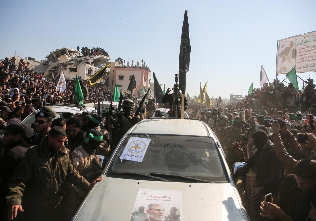 Las liberaciones de los rehenes israelíes han tenido lugar entre escenas dantescas por el asedio a los vehículos que las sacaban de Gaza