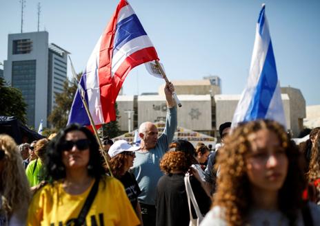 Imagen secundaria 1 - La multitudes en Yabalia, donde ha sido liberada la soldado israelí; gentío en Jan Yunis con la bandera tailandesa y un fotograma del vídeo de la Yihad donde aparece el abrazo entre los civiles liberados Gadi Moses y Arbel Yehud