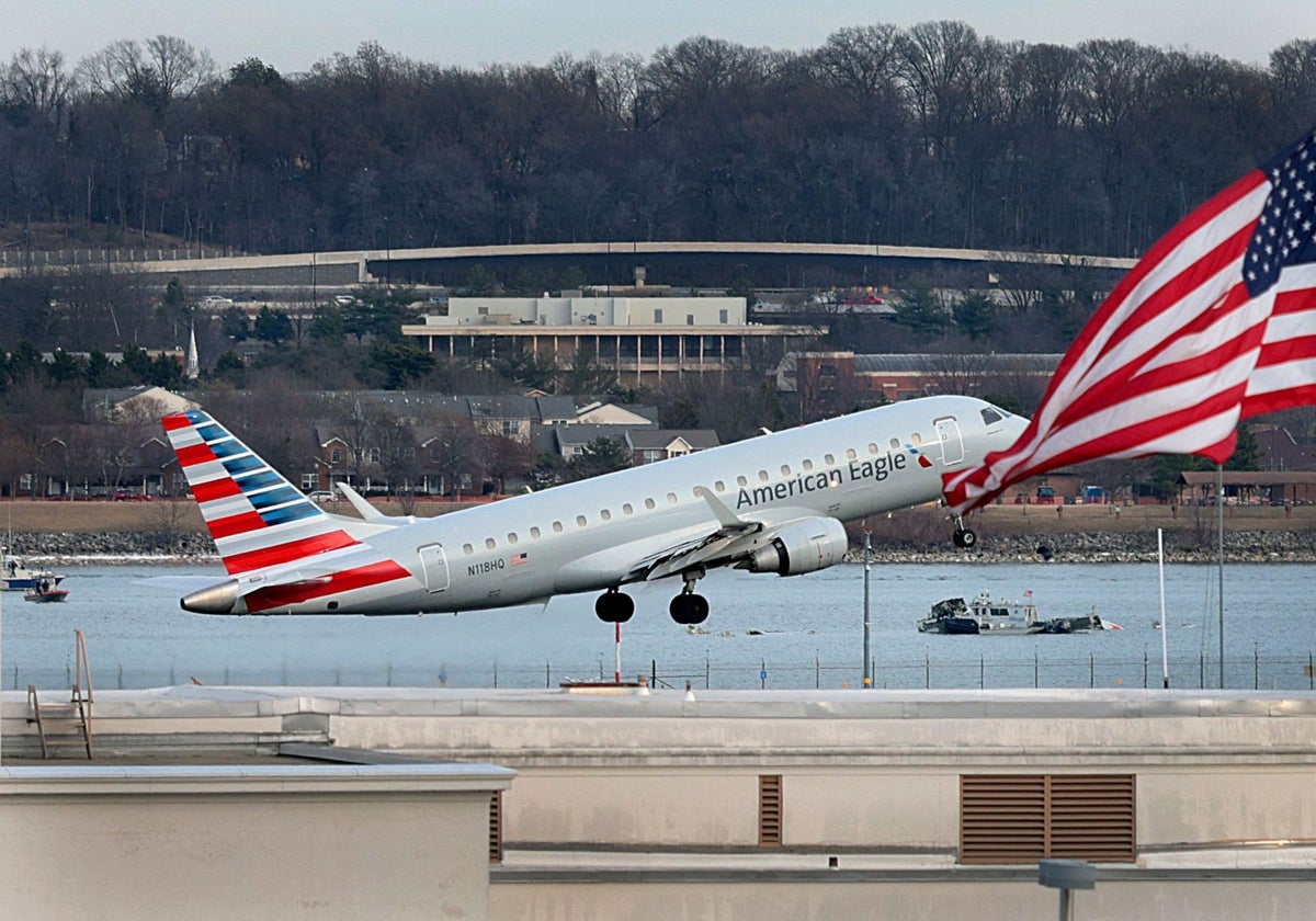 Un avión de American Airlines y un helicóptero Black Hawk se estrellan cerca del Aeropuerto Nacional Reagan