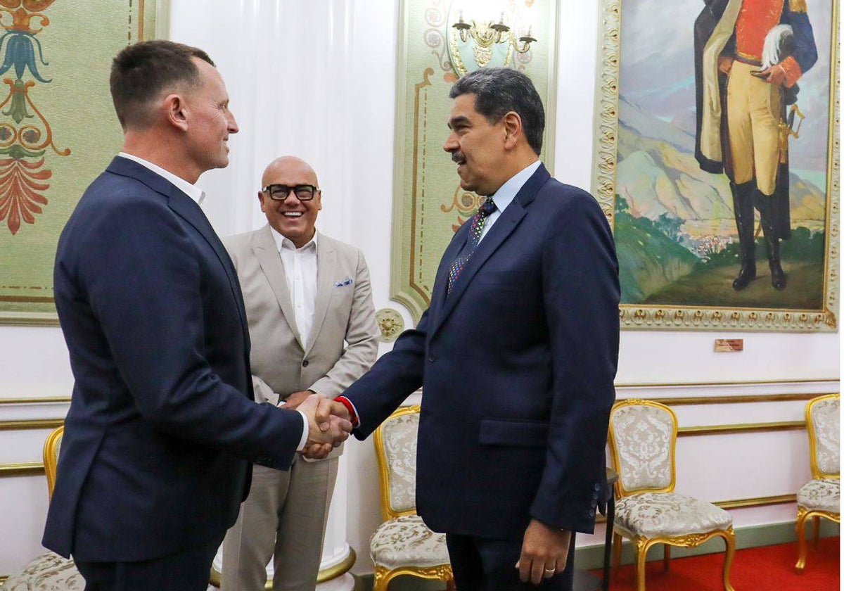 Grenell saluda a Maduro en su llegada al Palacio de Miraflores