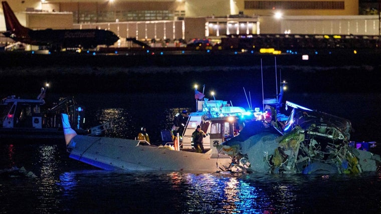 Los equipos de rescate tratan de recuperar los restos del avión siniestrado de las aguas del río Potomac