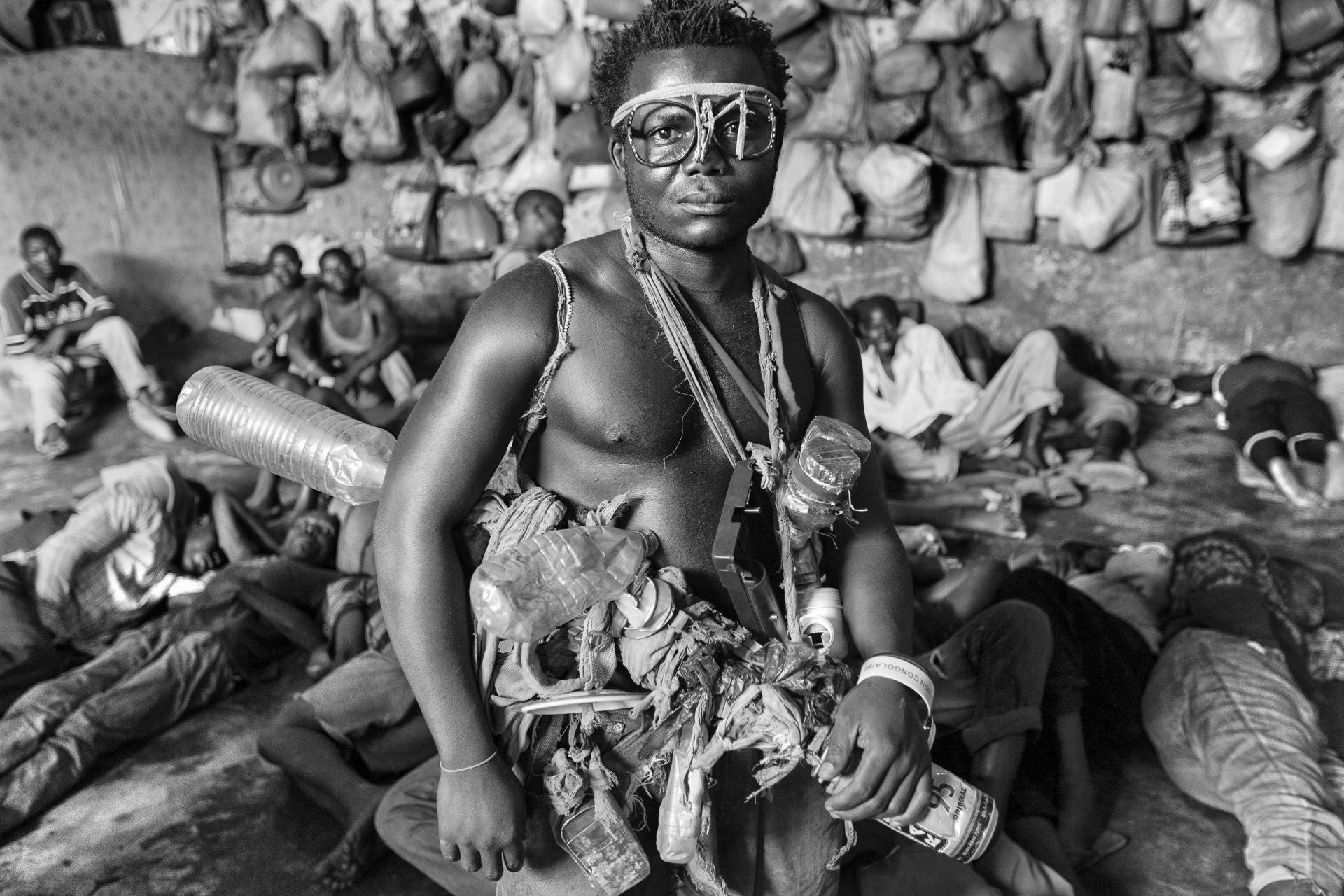 Un excombatiente posa en prisión con la mirada perdida, los gestos erráticos y claros signos de desequilibrio mental. Su rostro, marcado por la guerra, es el reflejo de un conflicto que no solo devora a sus víctimas, sino también a quienes empuñan las armas.