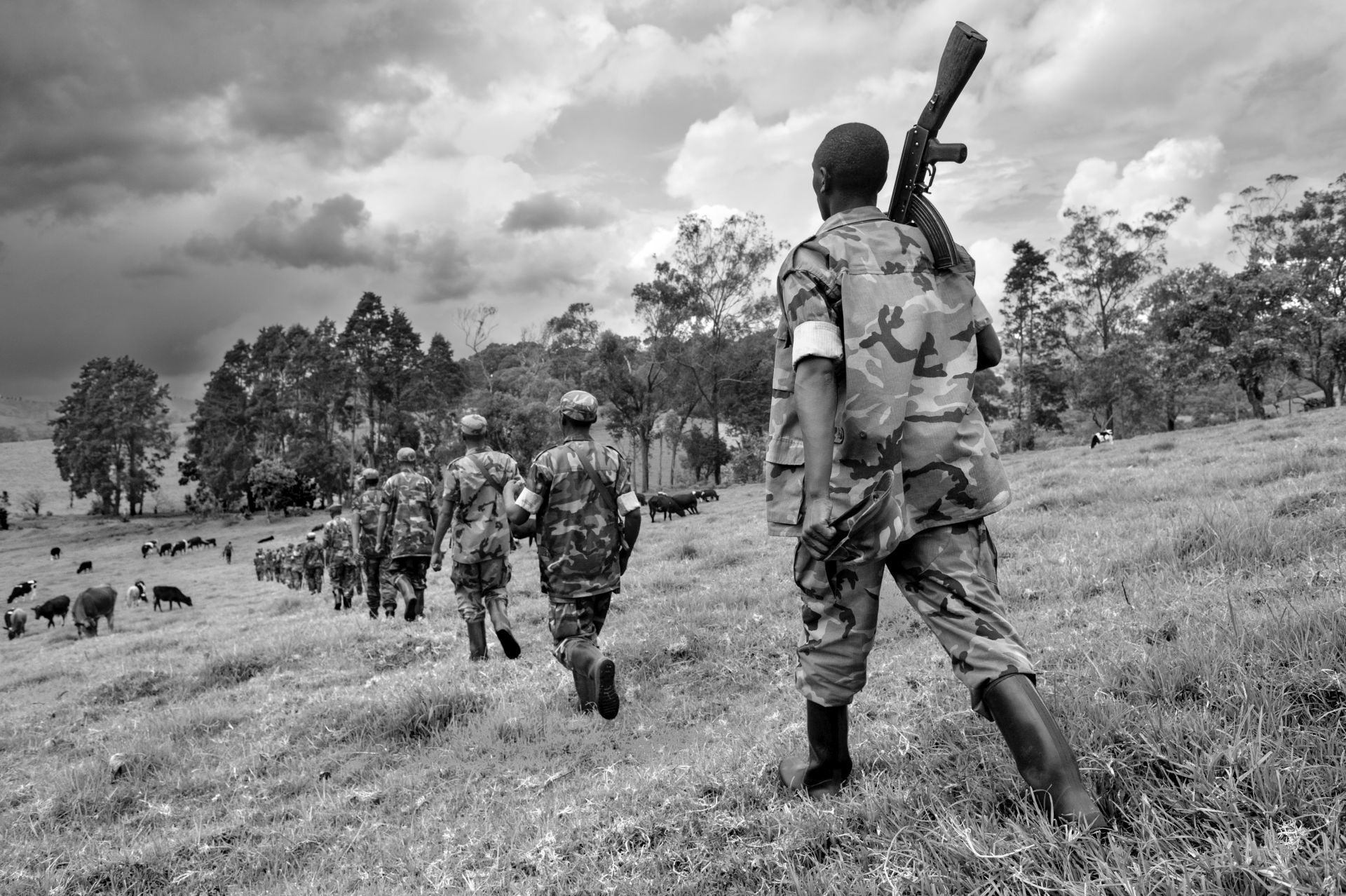En un campo de entrenamiento en las profundidades de Kivu del Norte, combatientes del Congreso Nacional para la Defensa del Pueblo (CNDP) afinan su puntería y disciplina militar bajo la mirada de sus comandantes. Forjados en la ideología de Laurent Nkunda, estos hombres serían los protagonistas de la ofensiva que llevó al CNDP hasta las puertas de Goma en 2008. Años después, tras la captura de Nkunda y la disolución del grupo, muchos de ellos se integrarían en el ejército congoleño, solo para desertar en 2012 y formar el M23, heredero directo de la lucha que comenzó en estos mismos campos de entrenamiento.