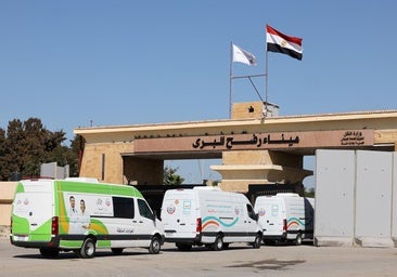 Los primeros heridos cruzan el paso de Rafah desde Gaza a Egipto para recibir asistencia médica