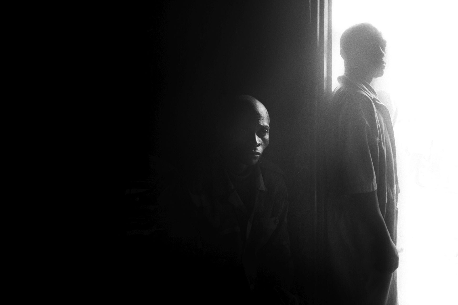 Acusados de crímenes de guerra y violaciones masivas. En el este del Congo, la brutalidad contra la población civil ha sido una estrategia de guerra recurrente, donde la violencia sexual y las masacres se han convertido en armas para el control del territorio. Su captura es una rara excepción en un conflicto marcado por la impunidad, donde las víctimas siguen esperando justicia mientras la guerra sigue su curso.