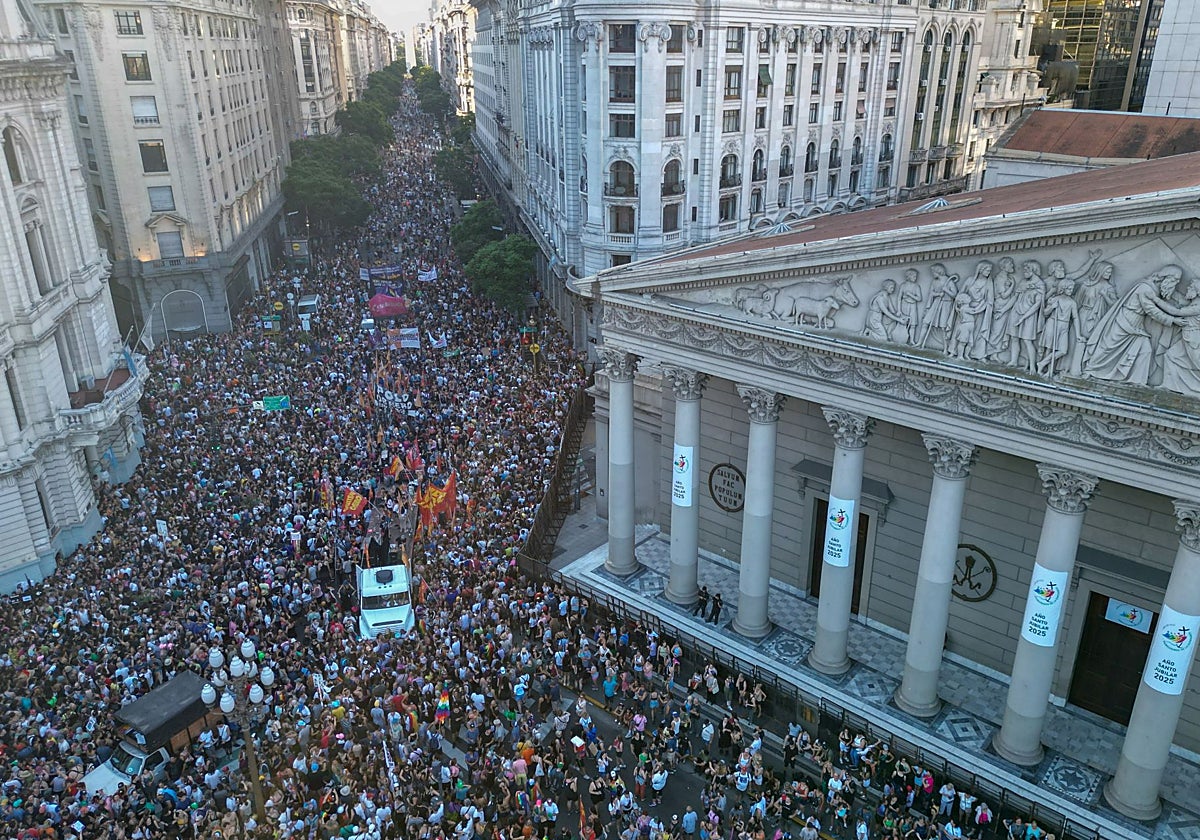 Imagen de la marcha convocada por colectivos LGTBI+ este sábado en Buenos Aires