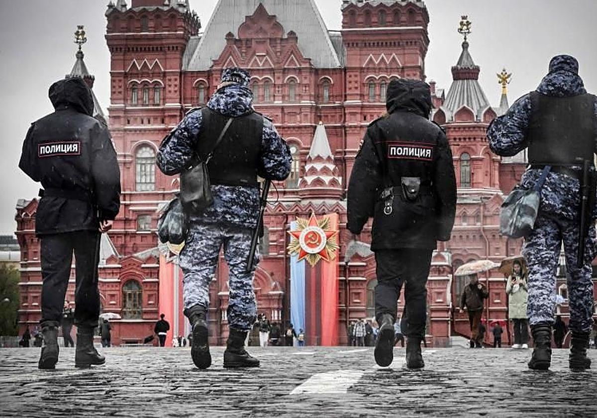 La Policía rusa vigila la Plaza Roja de Moscú
