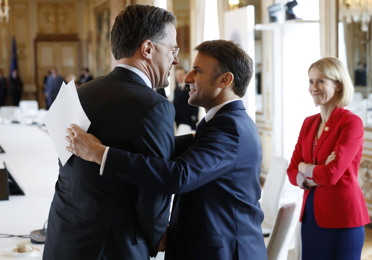 El secretario general de la OTAN, Rutte, junto a Macron y Kallas, durante la reunión informal de líderes de la UE sobre defensa europea en Bruselas