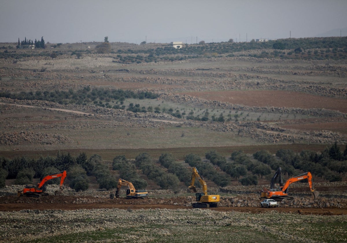 Los trabajadores construyen una barrera a lo largo de la frontera de alto el fuego entre Siria y los Altos del Golán ocupados por Israel