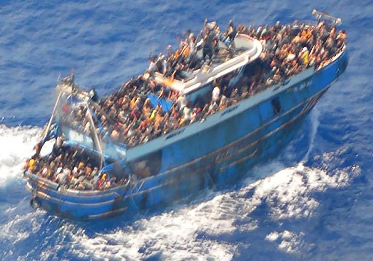 Varias docenas de migrantes murieron después de que un barco pesquero se hundiera en aguas de la costa del Peloponeso en junio de 2023