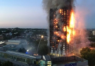 Polémica por la demolición de la torre Grenfell, el bloque de viviendas de Londres donde murieron 72 personas