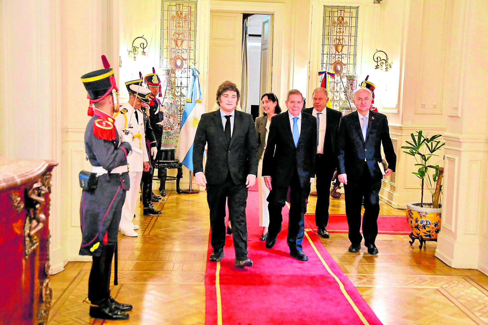 Tras el periplo europeo, Edmundo González viajó a Argentina, Uruguay, Panamá, Costa Rica, Guatemala, Ecuador y República Dominicana. La América democrática lo respaldó y la diáspora lo acogió con una frase reiterada: «Eres nuestra última esperanza»