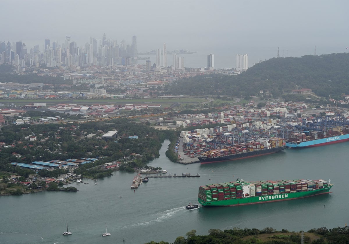 Trump plantea recuperar el control del canal de Panamá. En imagen, un buque que transita por el Puerto de Balboa