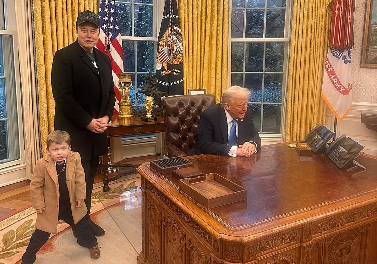 Elon Musk, su hijo y Donald Trump, en el Despacho Oval