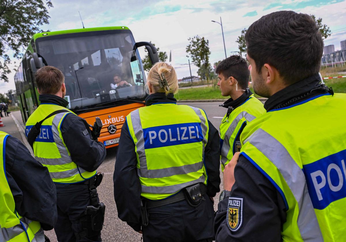 Policías alemanes llevan a cabo un control a un autobús en la frontera del país.