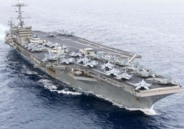 El portaaviones nuclear USS Harry Truman choca contra un carguero en el Mediterráneo