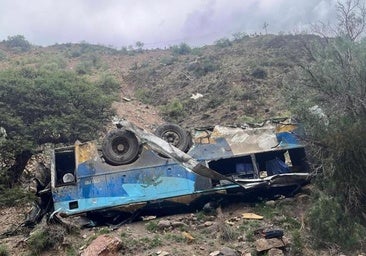 Al menos 31 fallecidos y 15 heridos tras la caída de un autobús por un barranco de 800 metros en Bolivia