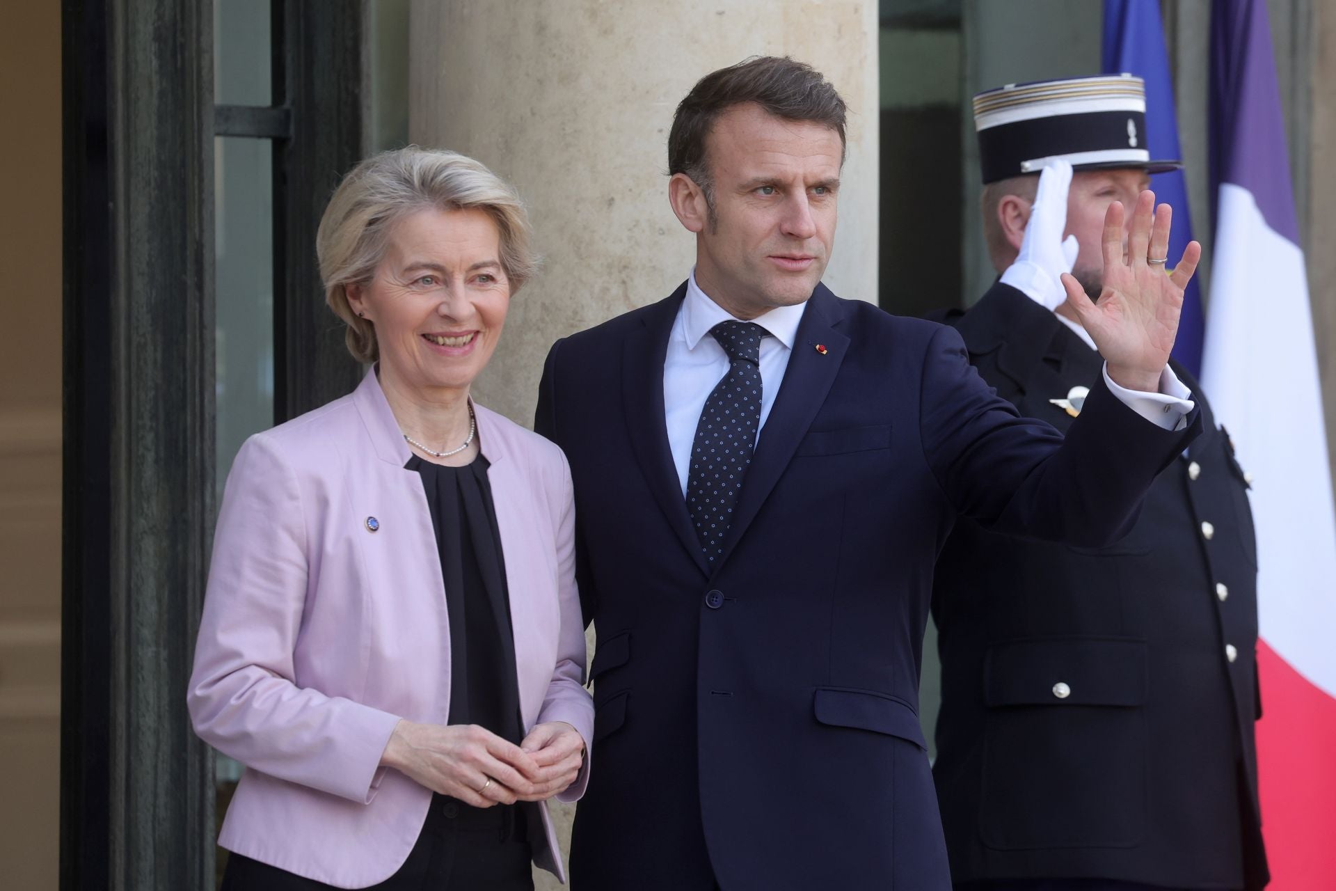 Macron recibe a la presidenta de la Comisión Europea, Ursula von der Leyen