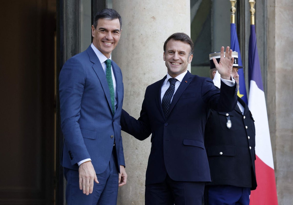 El presidente de Francia, Emmanuel Macron, recibe al primer ministro de España, Pedro Sánchez,