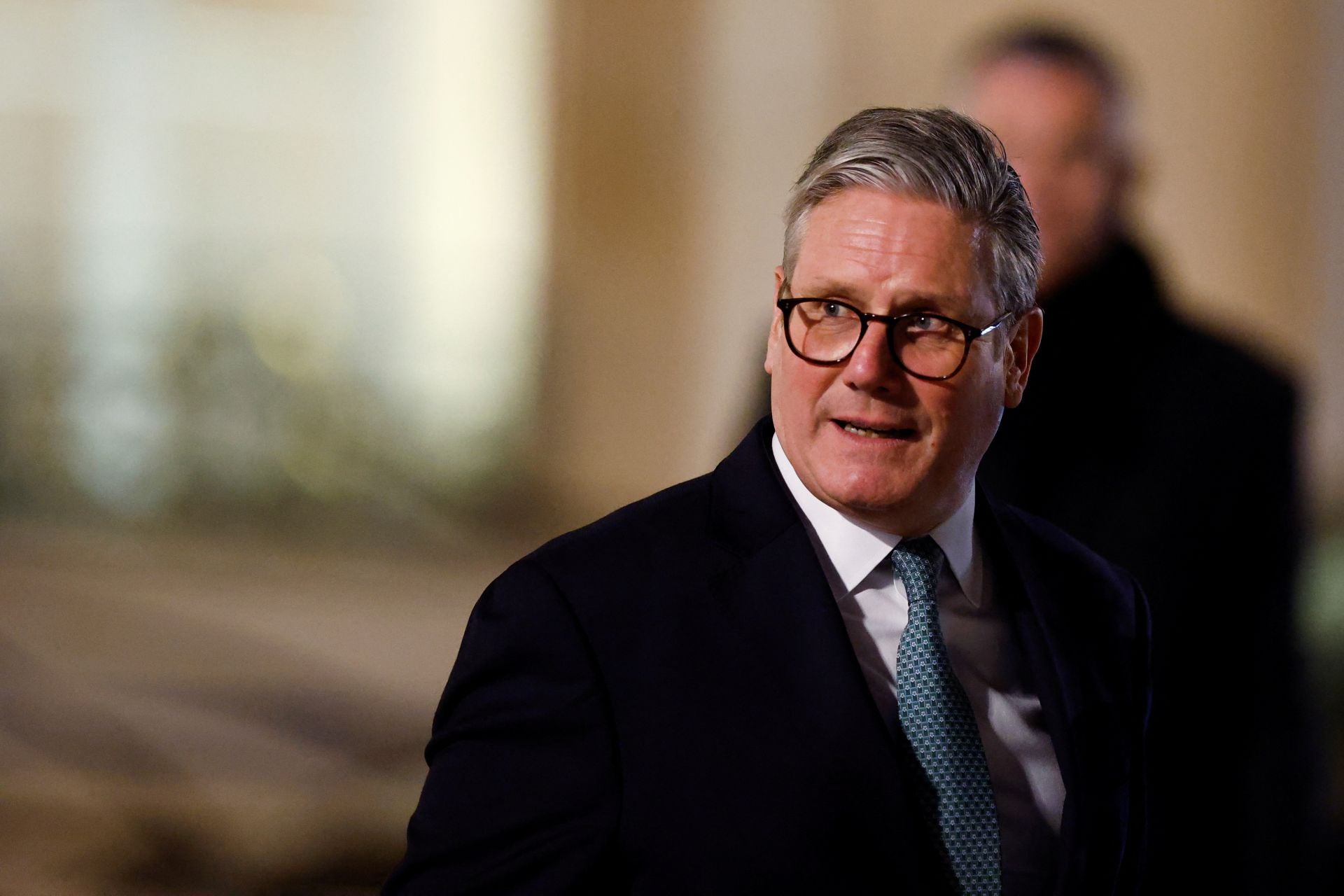 El primer ministro británico, Keir Starmer, abandona el Elíseo tras la reunión