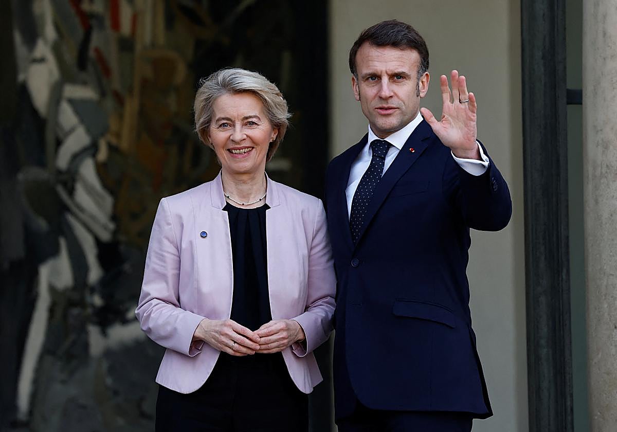 Macron da la bienvenida a Ursula von der Leyen a su llegada al Palacio del Elíseo
