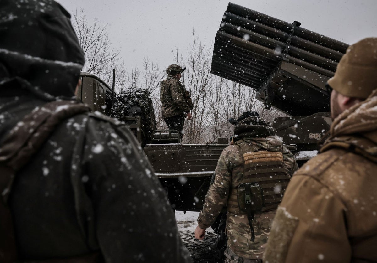 Los militares ucranianos se preparan para disparar un sistema de lanzamiento múltiple de cohetes BM-21 Grad hacia las tropas rusas en una línea de frente cerca de la ciudad de Chasiv Yar