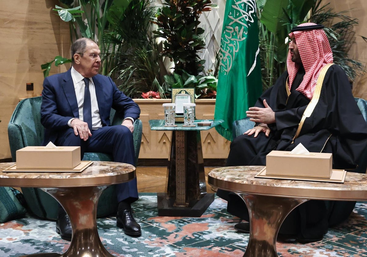 El ministro de Asuntos Exteriores ruso, Serguéi Lavrov (i), reunido con el príncipe heredero y primer ministro saudí, Mohammed bin Salman, en Riad, este martes