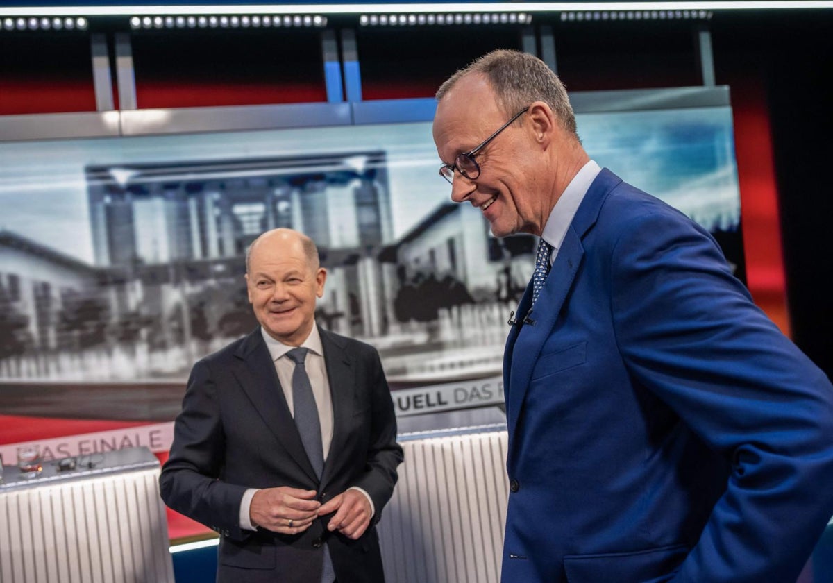 El canciller Olaf Schoz (izquierda) y el conservador Friedrich Merz, este miércoles en el último debate televisado antes de las elecciones del próximo domingo