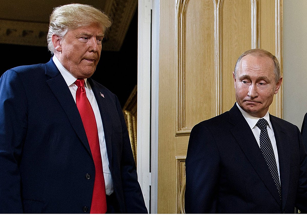 Foto de archivo de Putin y Trump en la cumbre de líderes del G20 en Osaka, en 2019