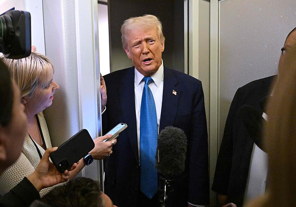 El presidente esadounidense, Donald Trump, hablando con la prensa antes de viajar en el 'Air Force One'