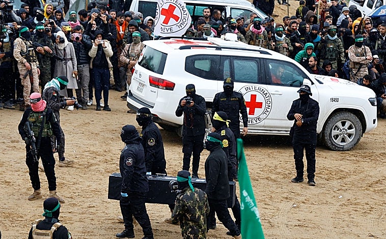 Imagen principal - Hamás entrega los cuerpos a la Cruz Roja