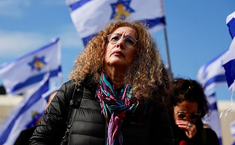 Imagen principal - Los israelíes se reúnen en la Plaza de los Rehenes en Tel Aviv antes de la liberación de los restos de cuatro rehenes israelíes por parte de Hamás