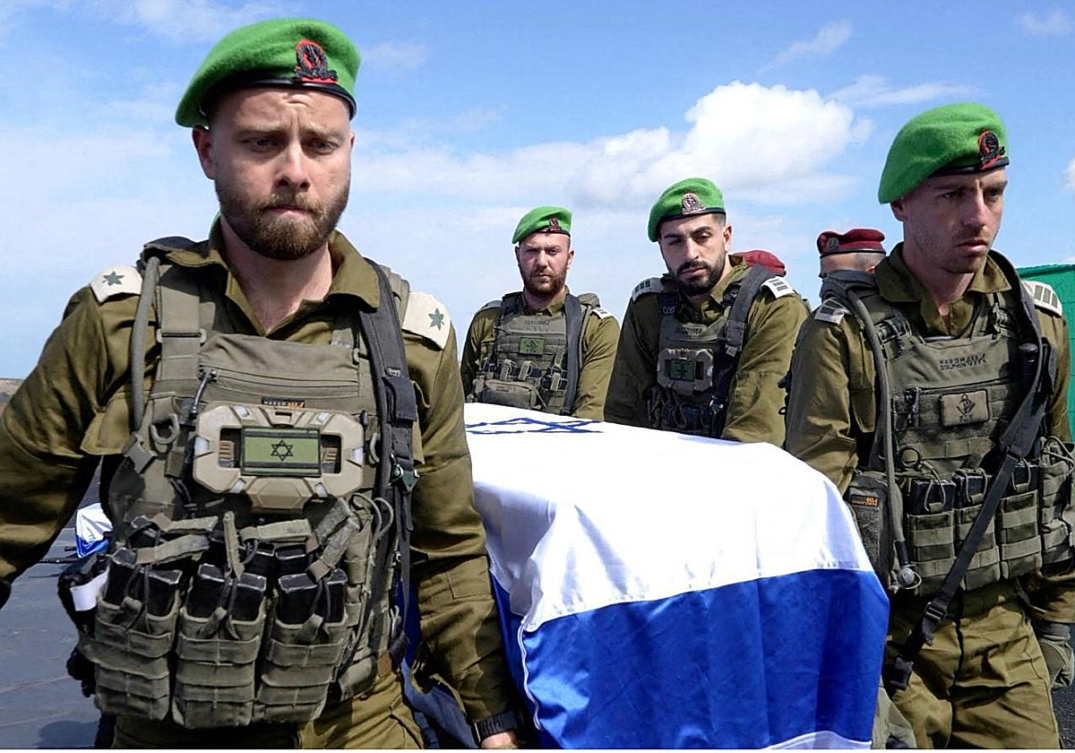 Soldados israelíes reciben los ataúdes de los rehenes fallecidos en Gaza