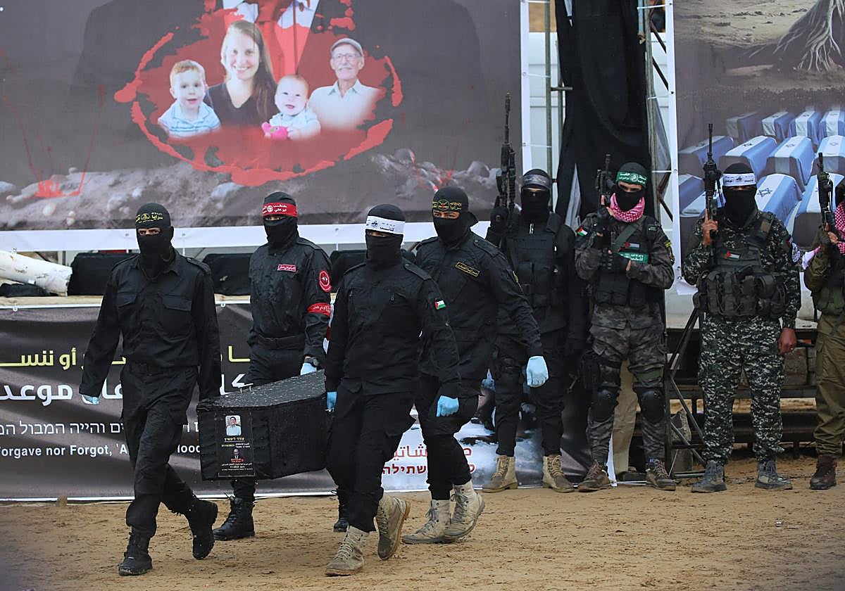 Miembros de Hamás llevan los cuerpos sin vida de cuatro rehenes israelíes