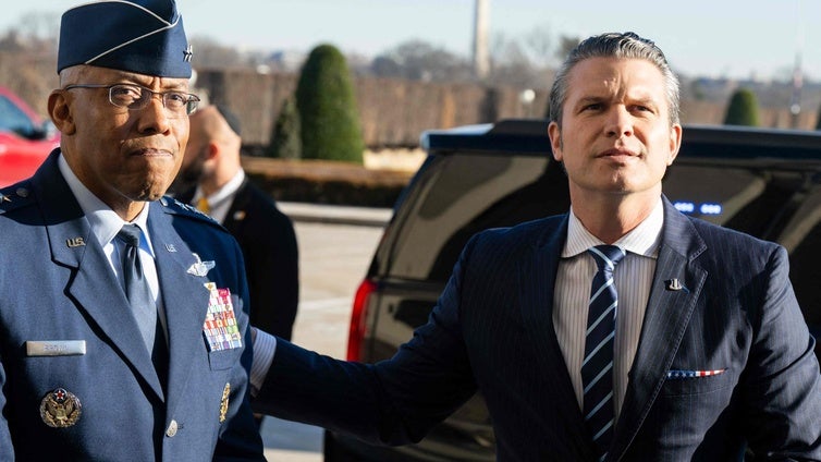 Trump rompe la tradición: fulmina al jefe del Estado Mayor y purga la cúpula del ejército