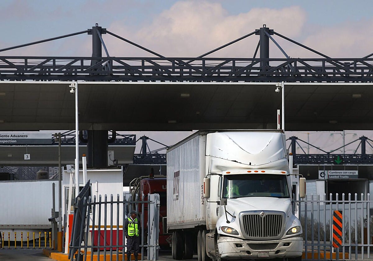 Un camión de carga en el cruce fronterizo entre El Paso en Estados Unidos y Ciudad Juárez en México