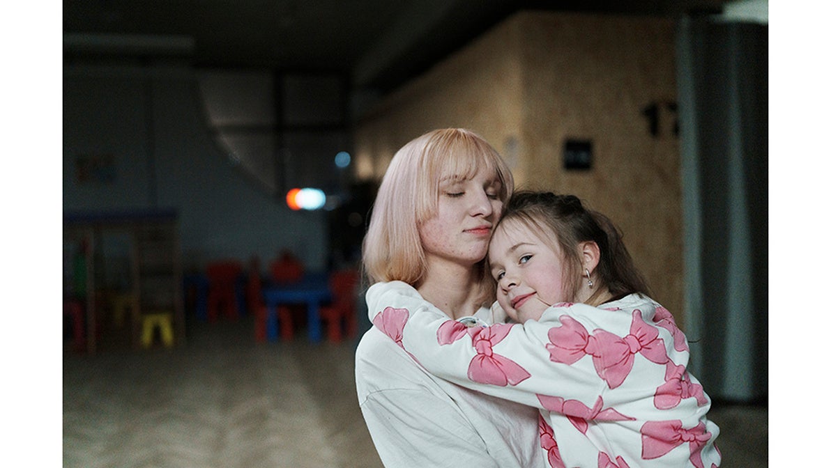 Darina, a quien todos llaman Dori, abraza a Gannusia en el interior de la comunidad de desplazados de Urban Camp de Leópolis