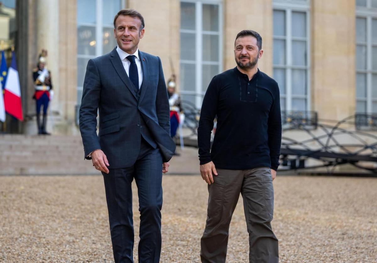 El presidente de Francia, Emmanuel Macron, y el presidente de Ucrania, Volodimir Zelenski, reunidos en el Palacio del Elíseo