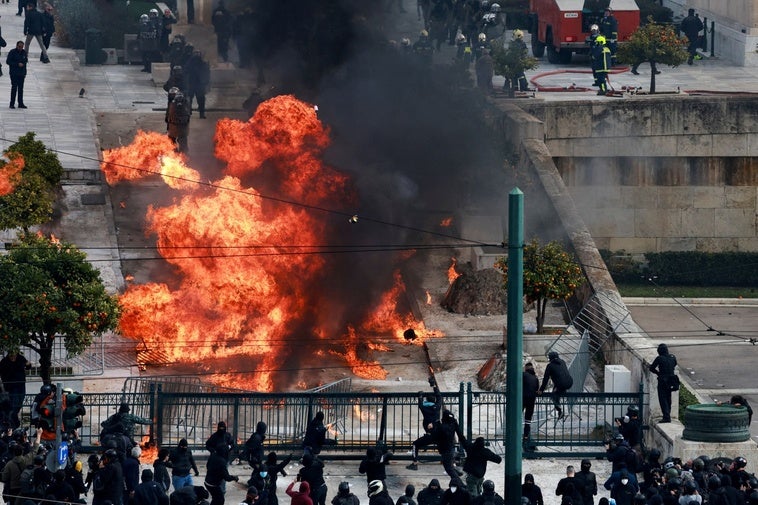 Las protestas y la huelga paralizan Grecia en el segundo aniversario del peor accidente ferroviario de su historia