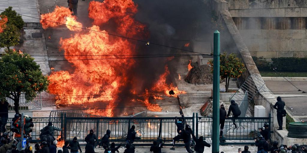 Las protestas y la huelga paralizan Grecia en el segundo aniversario del peor accidente ferroviario de su historia