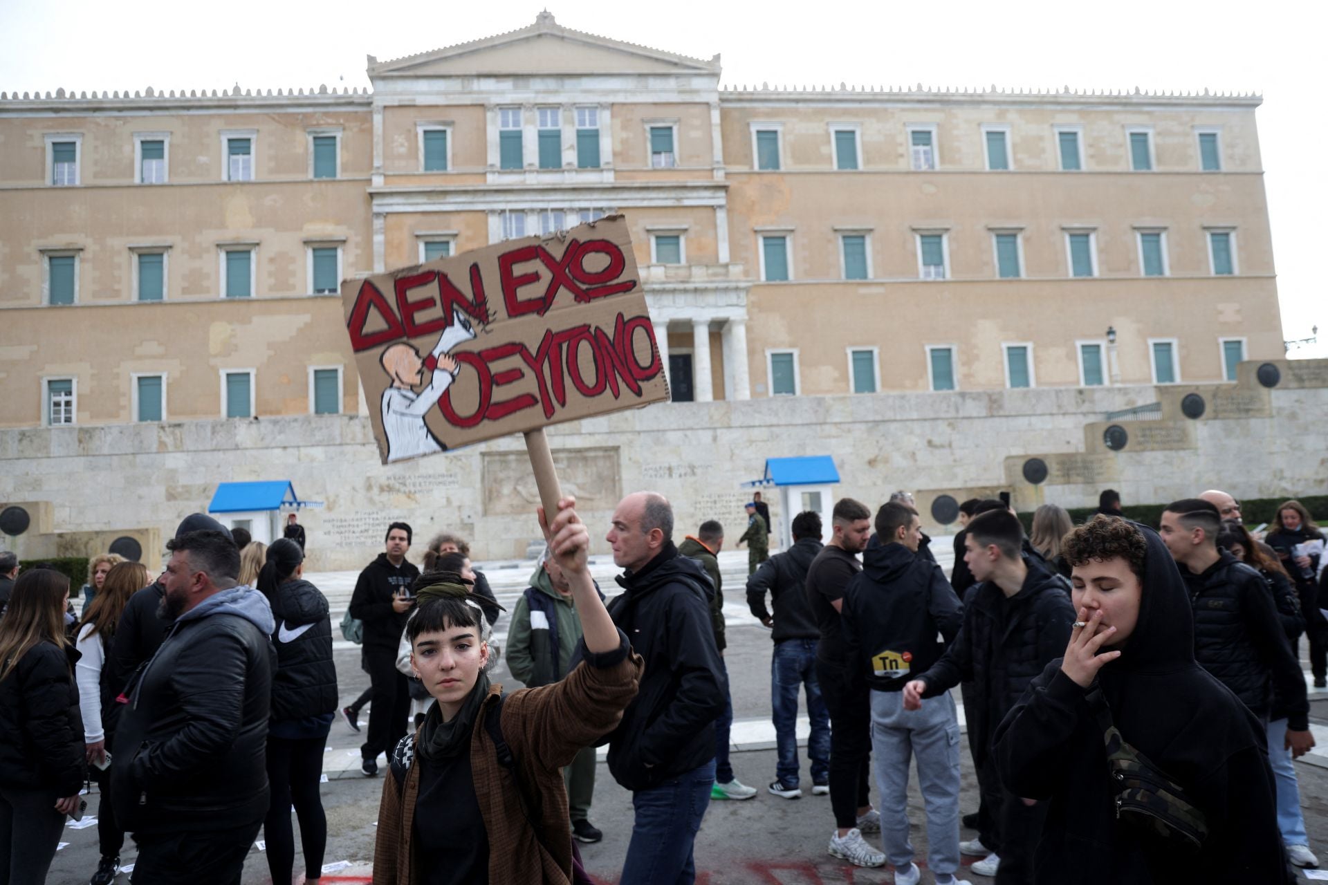 Los manifestantes protestan a las puertas del Parlamento