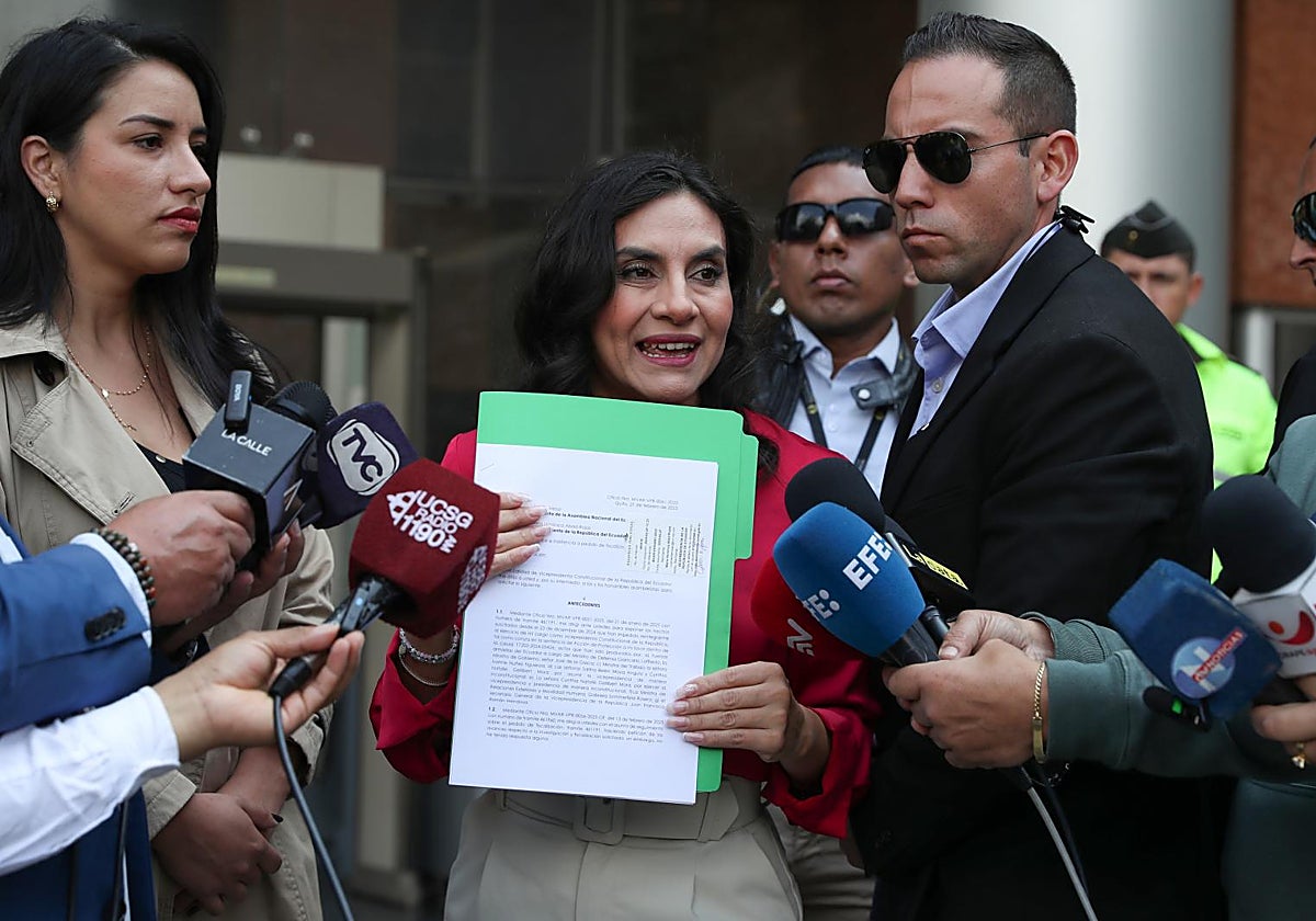 La vicepresidenta Verónica Abad muestra este viernes el documento donde se le comunica la suspensión