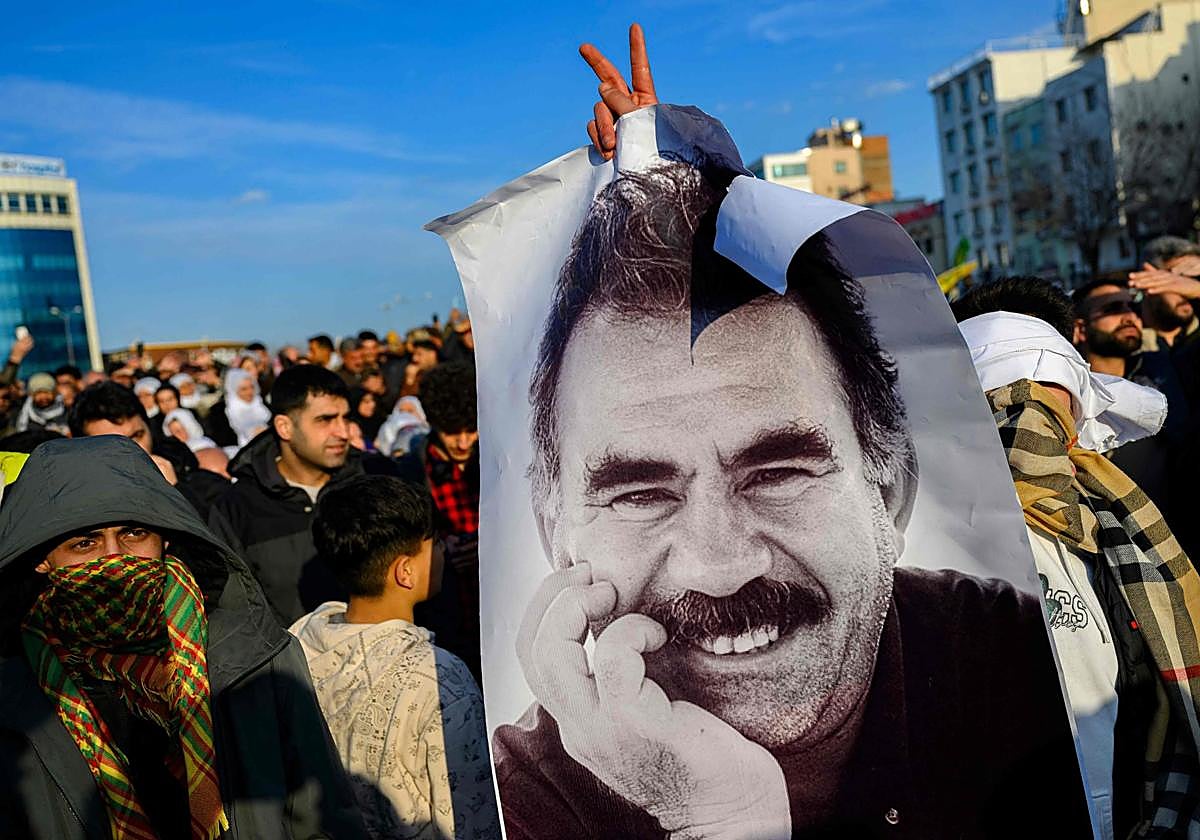 La imagen de Abdula Ocalan, en un póster portado por un grupo de seguidores