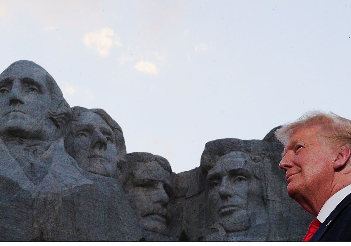 Donald Trump, fotografiado junto al monte Rushmore